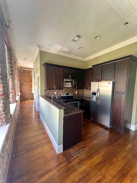 Building Photo - 427 College St