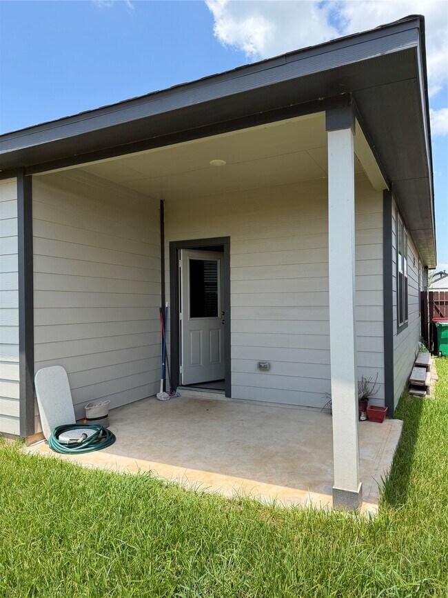 Building Photo - 3056 Plateau Dr