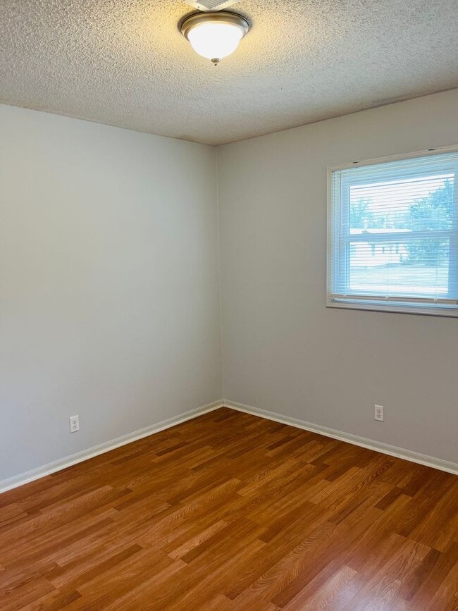 Building Photo - Great Size, Affordable Apartment!