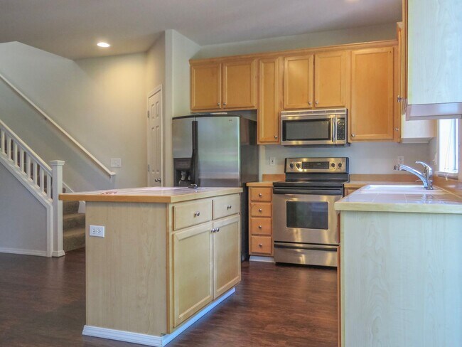 Building Photo - !!!! West Linn Townhome Available 3 Bedroo...