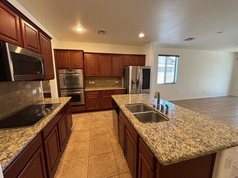 Building Photo - 12553 N Green Oak Dr