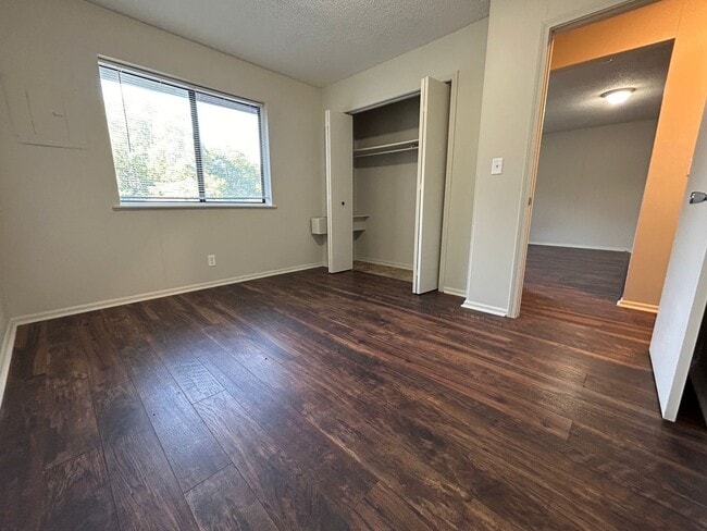 Building Photo - 1 Bedroom, 1 Bath Apartment at the Brooksi...