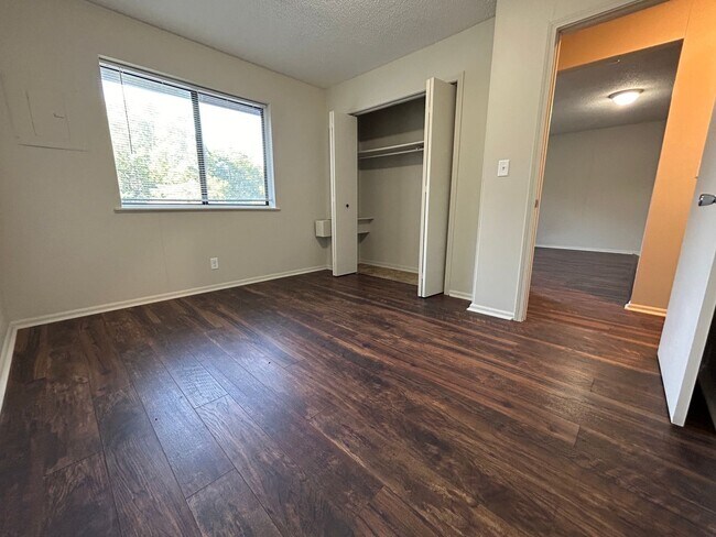 Building Photo - 1 Bedroom, 1 Bath Apartment at the Brookside Apartments!