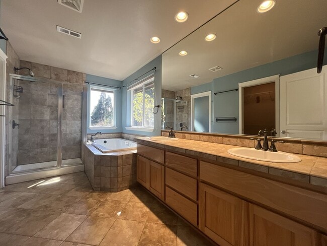 Building Photo - Beautiful 5 Bedroom Home + Office with Grand Entry, Gourmet Kitchen & Private Backyard