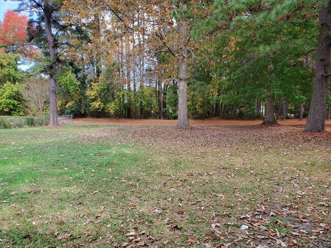 Building Photo - Charming Home With Great Yard
