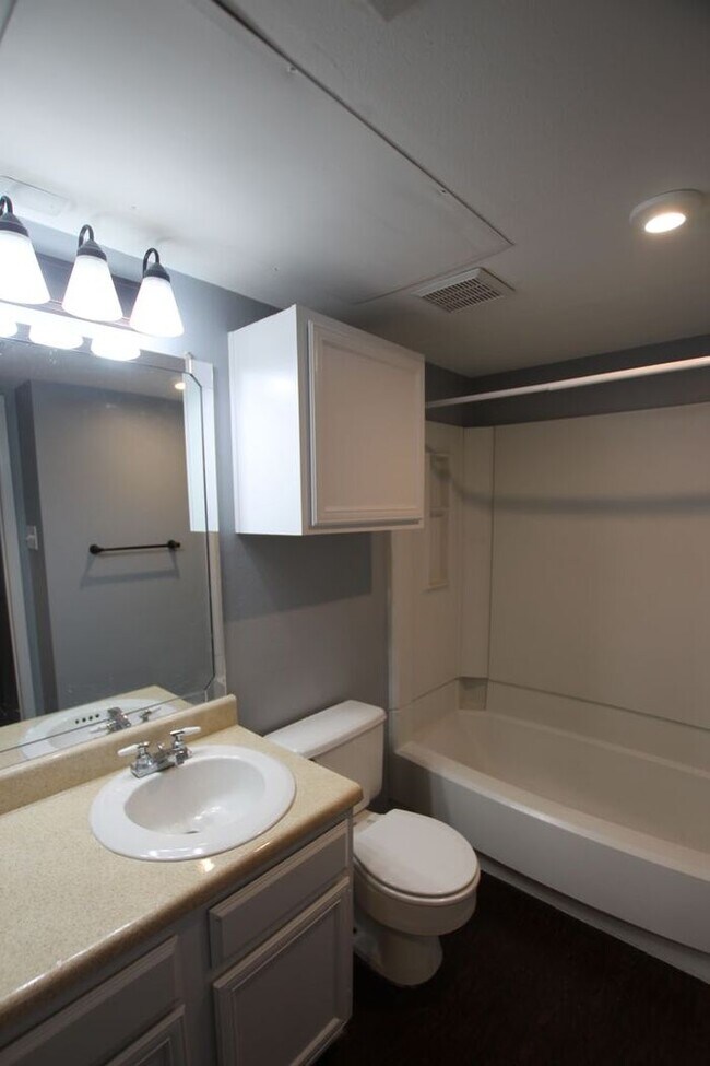 Building Photo - Tour Today: Downstairs 1 Bed 1 Bath Apartment!