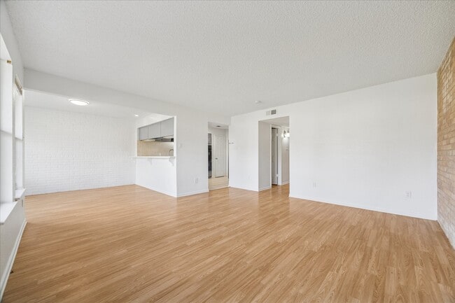 Building Photo - 2223 Par Ln