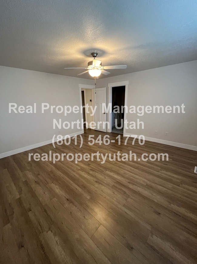 Building Photo - 3 Bedroom 2.5 Baths End Unit Townhome Avai...