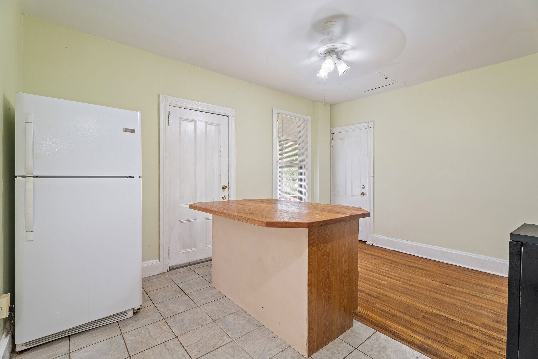 Building Photo - 402 University Ave