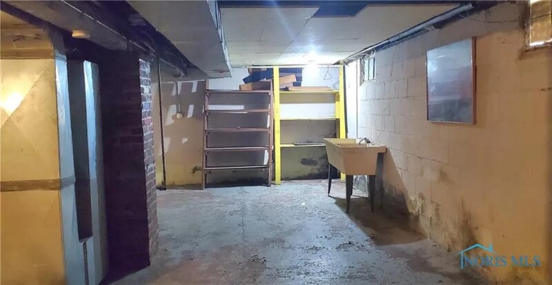 Building Photo - 21 Magyar St