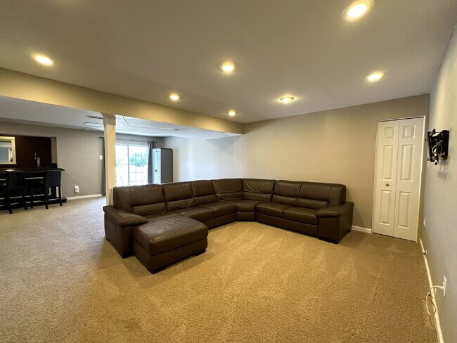 Building Photo - Gorgeous 6-Bedroom 3.5-Bath Colonial in Ma...
