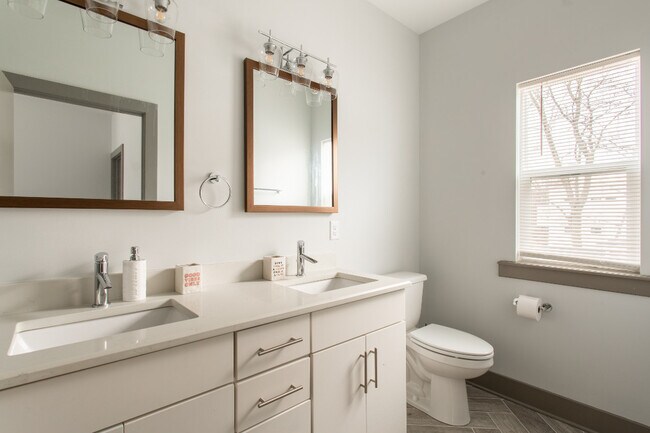 Building Photo - 1044 2nd Ave S