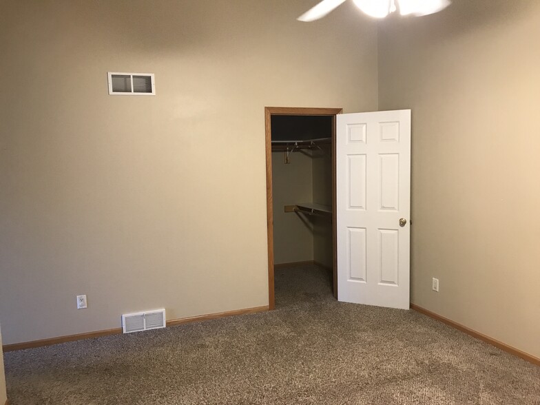 Main Bedroom - 1051 Tamarack Way