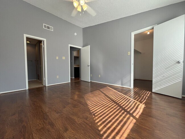 Building Photo - 2/2, Walk to Campus and Reserved Parking!