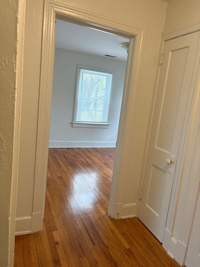 Building Photo - Spacious Townhouse Near Duke and Broad St / Fenced Yd