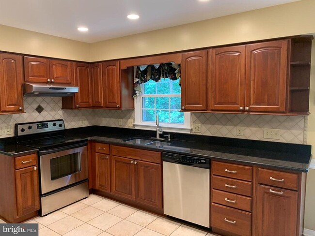 Building Photo - 2002 Admiral Dr