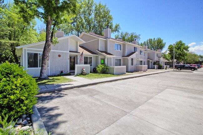 Building Photo - 2 Bed 1.5 Bath Near CMU