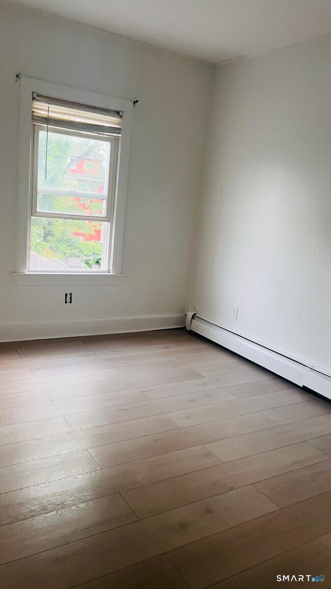 Building Photo - 210 Smith St