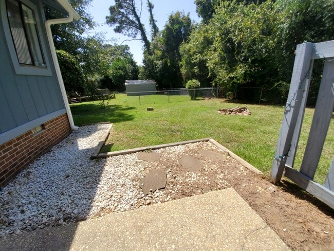 Building Photo - 6400 Hollyhock Ct