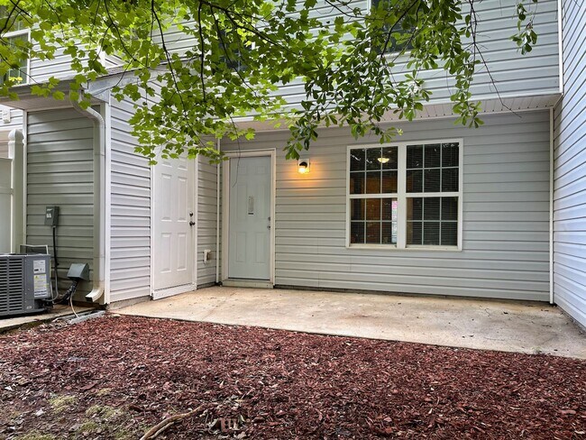 Building Photo - Fresh Renovation, 3 Bedroom Townhouse