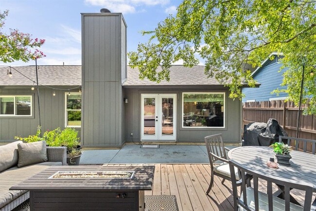 Building Photo - 8000 Treehouse Ln