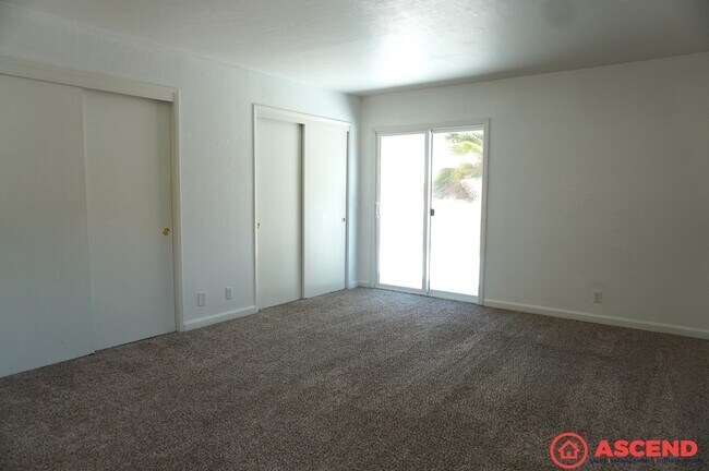 Building Photo - Cozy 3BD/2BA Home in Bakersfield's 93306 — Fully Equipped, Fireplace, Solar & All Pets Welcome!