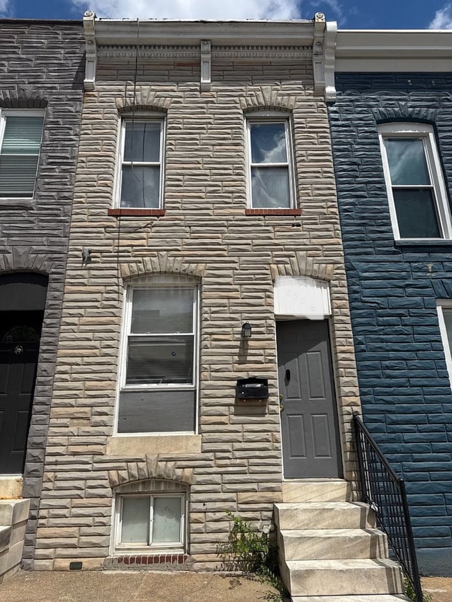 Building Photo - 3 Bedroom Townhome