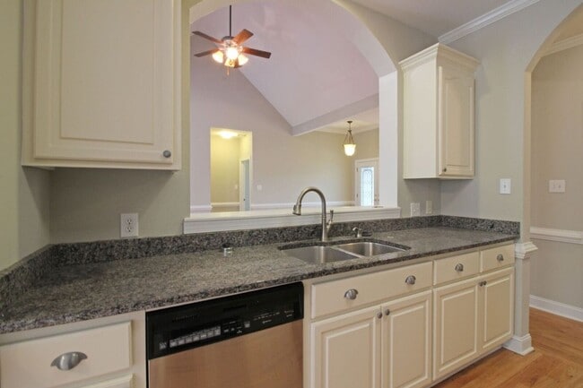 Building Photo - Lane Tree