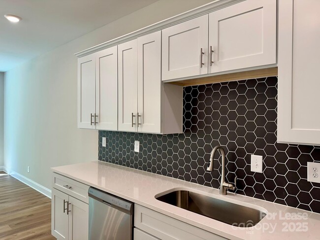 Building Photo - 9251 Eleanor Dr
