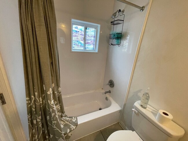 Building Photo - Charming 3-Bedroom Home with Fenced Yard i...
