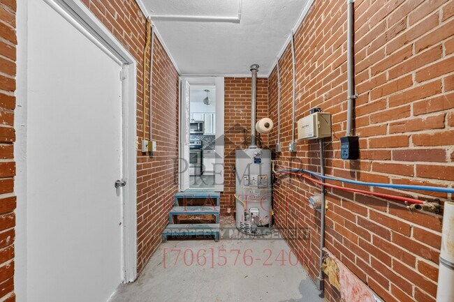 Building Photo - 1819 Rosemary Ln