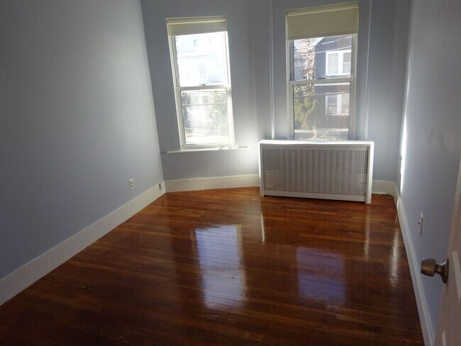 Building Photo - No brokers Fee, No Security Deposit, Pes Friendly, Large Unit, Laundry on a Site, Parking for Rent