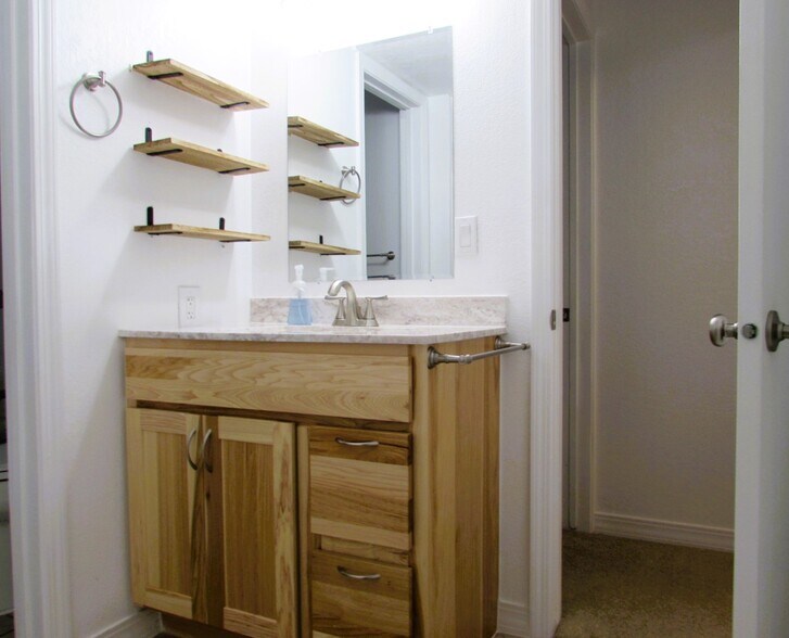 Building Photo - 3150 Lakeside Dr