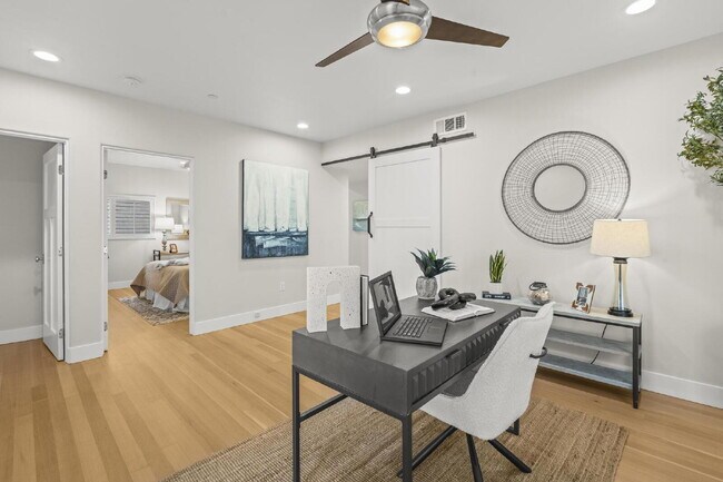 Building Photo - Stunning, Modern and Immaculate 3/BR 2.5/B...