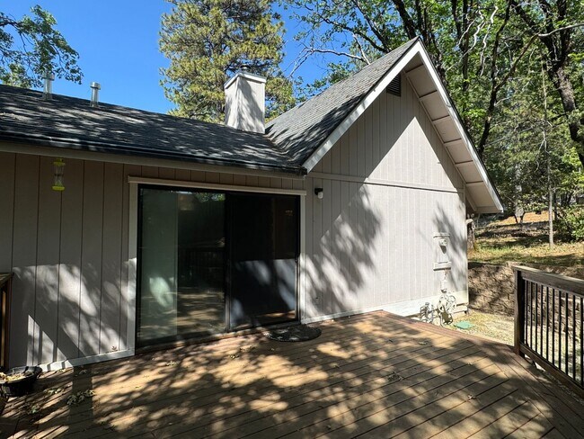 Building Photo - 3 Bedroom 2 Bath Home with Bonus Room larg...