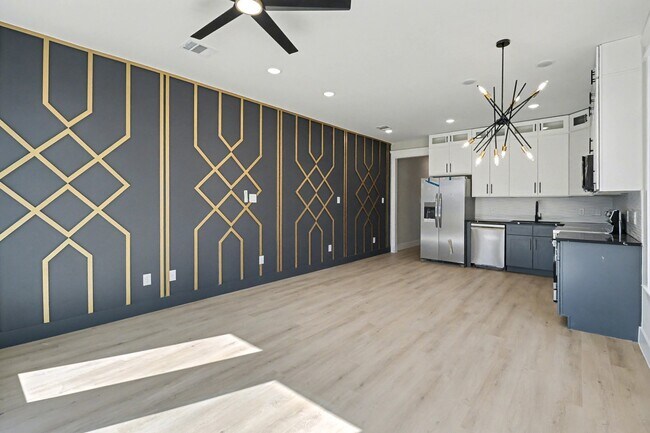 Building Photo - 5000 Higgins St