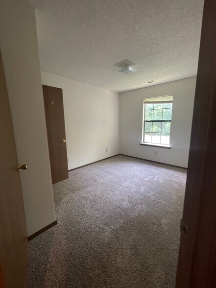 Building Photo - 220 Mount Hope Ct