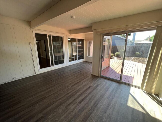 Building Photo - 317 Curie Dr