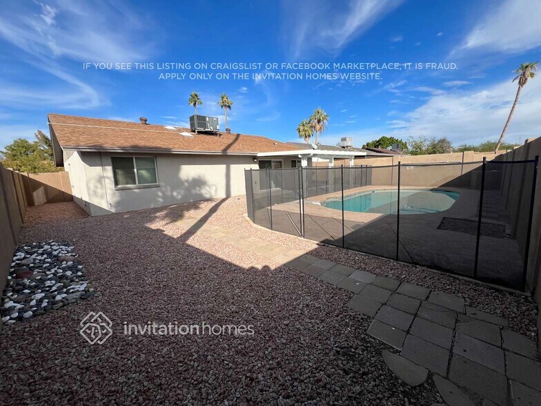 Building Photo - 2461 E Manhatton Dr