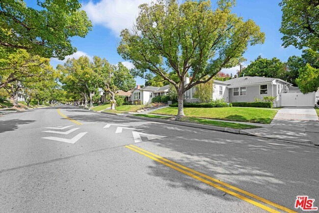 Building Photo - 2036 Hillsboro Ave