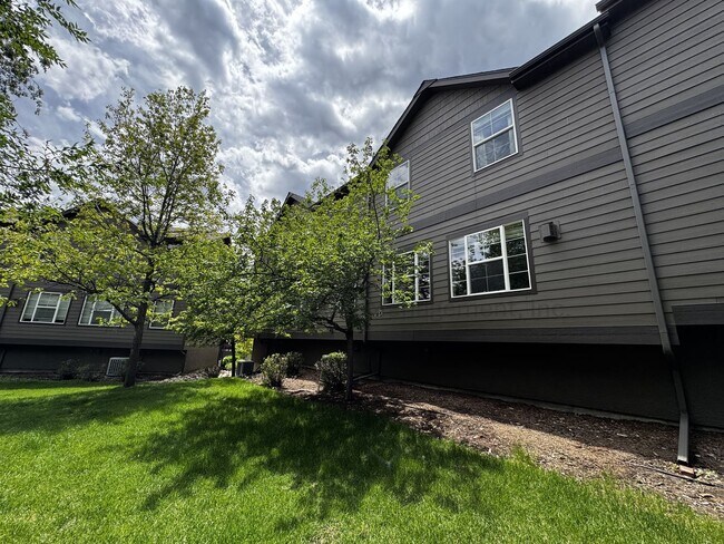 Building Photo - Gorgeous 3 Bedroom Townhouse Near Garden of the Gods