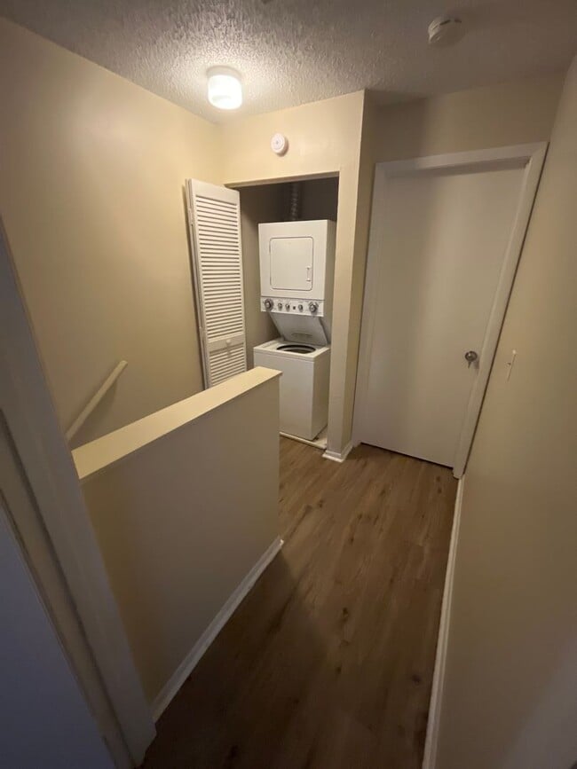 Building Photo - For Rent-2-bedroom, 2.5-bathroom located in the vibrant community of Brandon