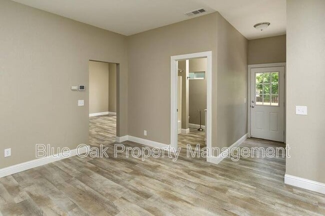 Building Photo - 1507 W 5th St