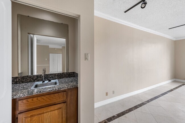 Building Photo - 5150 Hidalgo St