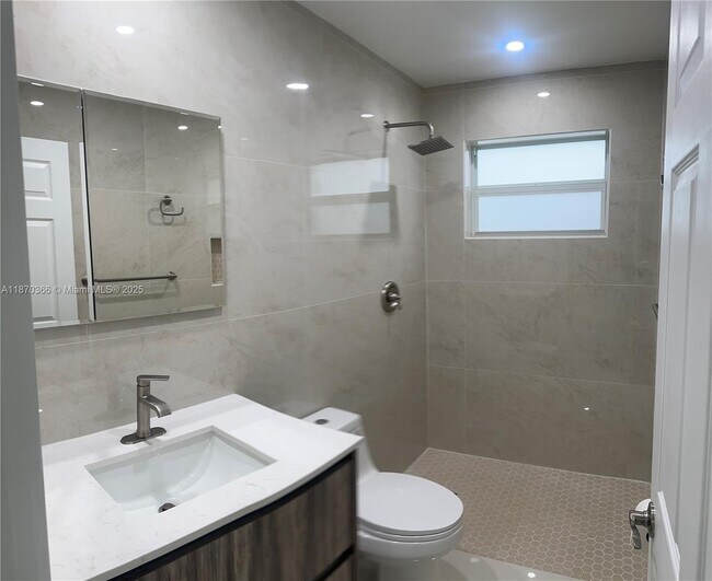 Building Photo - 526 S Rainbow Dr