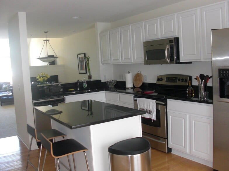 Building Photo - 3218 Camden Dr