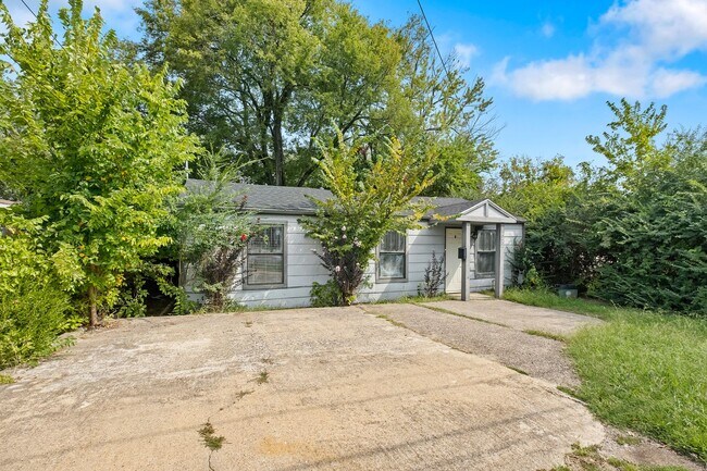 Building Photo - Beautiful home located in the heart of Fayetteville