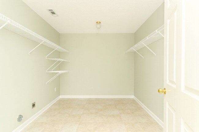 Building Photo - 1701 Summerwoods Ln