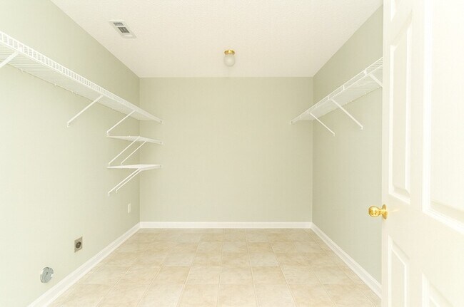 Building Photo - 1712 Summerwoods Ln