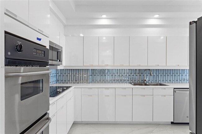 Building Photo - 2000 Island Blvd